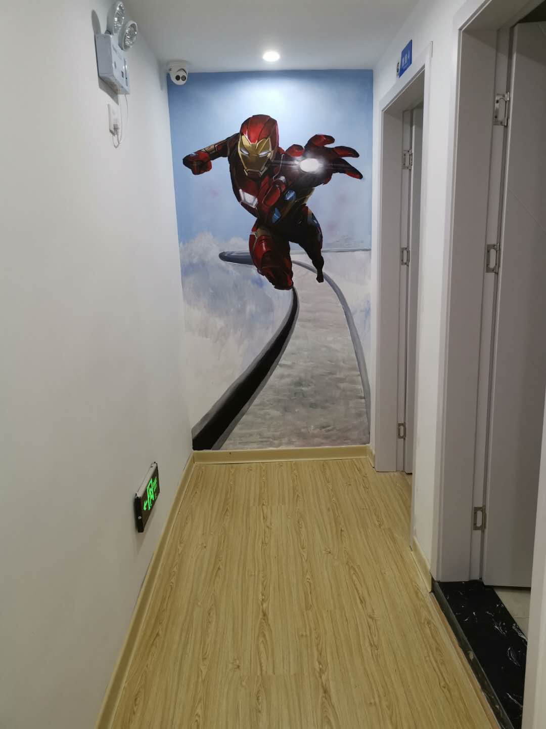 钢铁在手绘墙彩绘.jpeg